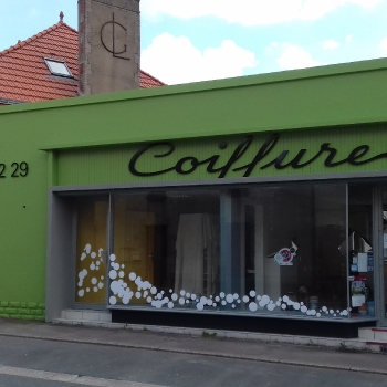 Façade d'un salon de coiffure après peinture