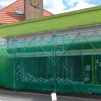 Façade d'un salon de coiffure avant lavage